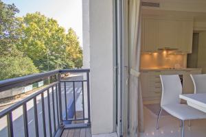 balcón con mesa y sillas y cocina en Porto Montenegro Zeta 102 - Cozy Studio, en Tivat