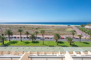 a view of the beach from the balcony of a resort at terrazza e vista oceano, Wi-Fi, aria condizionata, 6º piano in Morro del Jable