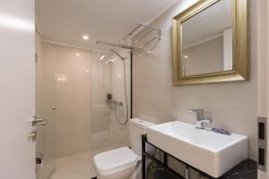 Et badeværelse på Troon of Athens Apartments + 105 billeder