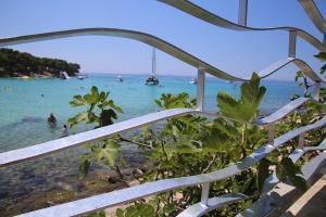 Blick auf einen Strand mit Menschen im Wasser in der Unterkunft APARTMAN Bervida Murter in Murter