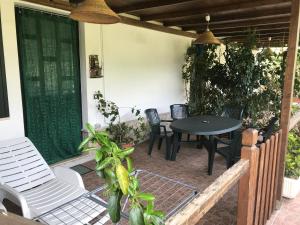 patio con tavolo e sedie di Villafiorita a Gioiosa Marea