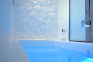Bazén v ubytovaní Aphrodite Luxury Apartments alebo v jeho blízkosti