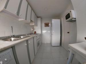 Kuchyňa alebo kuchynka v ubytovaní Apartamento urb 1 linea playa muchavista