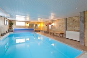 - une grande piscine dans une chambre d'hôtel dans l'établissement Resort Hotel Seebauer Gut Wildbad, à Wemding