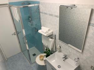 łazienka z umywalką, prysznicem i toaletą w obiekcie ROOFTOP TERRACE Domus dei fabbri w Wenecji +33 zdjęcia