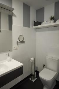 biała łazienka z toaletą i umywalką w obiekcie Xabarin Rooms w mieście Abadín +10 zdjęć