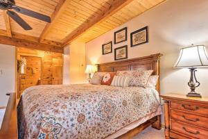 een slaapkamer met een bed en een lamp op een dressoir bij The Fox Wood in Blue Ridge Mtns By Grandfather Mtn in Boone