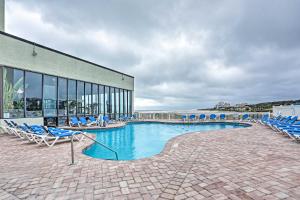 Πισίνα στο ή κοντά στο Sands Beach Club Condo with Ocean Views and Amenities!