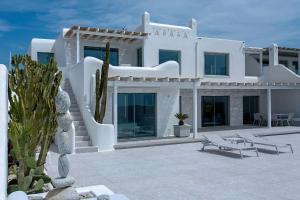 a white house with a bench in front of it at Villa MED in Mikonos