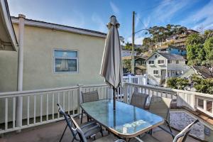Balkón nebo terasa v ubytování Tropical Island Escape with Deck, Walk to Avalon Bay