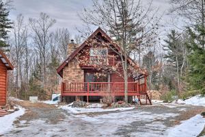 Secluded Johnsburg Outdoor Oasis - Private Hot Tub ในช่วงฤดูหนาว