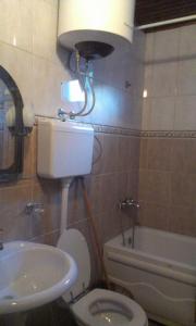 Koupelna v ubytování Guesthouse Sinani