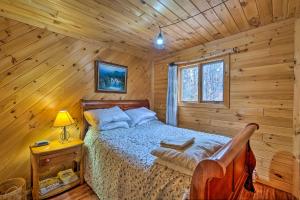 Secluded Johnsburg Outdoor Oasis - Private Hot Tub tesisinde bir odada yatak veya yataklar