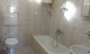 Koupelna v ubytování Guesthouse Sinani