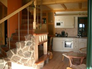 eine Küche mit einem Steinofen und einem Tisch in der Unterkunft Ferienhaus Am Eichler Stich in Zehdenick