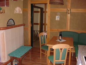ein Esszimmer mit einem Tisch und Stühlen in der Unterkunft Ferienhaus Am Eichler Stich in Zehdenick