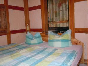 zwei Kissen auf einem Bett in einem Zimmer in der Unterkunft Ferienhaus Am Eichler Stich in Zehdenick