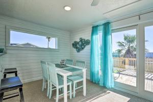 comedor con mesa, sillas y ventana en Open-Concept Cottage Less Than 1 Mi to Beach!, en Surfside Beach