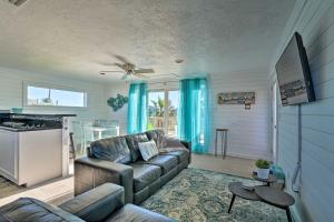 een woonkamer met een bank en een keuken bij Open-Concept Cottage Less Than 1 Mi to Beach! in Surfside Beach