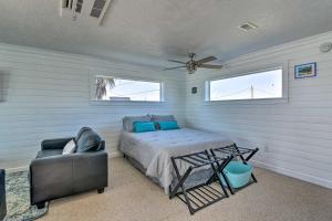 Afbeelding uit fotogalerij van Open-Concept Cottage Less Than 1 Mi to Beach! in Surfside Beach