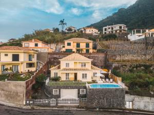 Vue aérienne d'une maison sur une colline dans l'établissement Villa Quinze - Luxurious 3 bedroom Villa with private pool and games room & amazing views, à Ponta Delgada