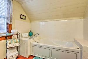 ein Bad mit einer großen Badewanne in einem Zimmer in der Unterkunft Lil Red Hen Cottage in the Boone Area with Hot Tub in West Jefferson + 35 Fotos