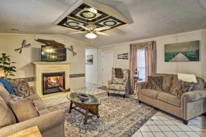 un salon avec un canapé et une cheminée dans l'établissement Broken Bow Home 2 Mi to Beavers Bend State Park, à Broken Bow
