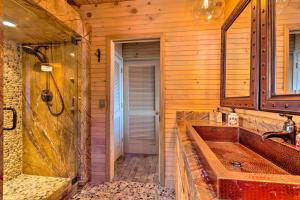 Un baño con un lavabo grande y un espejo. en Golf, Sauna, Creek Spectacular Smoky Mtn-View Gem, en Maggie Valley 26 fotos más