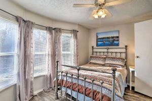 une chambre avec un lit et deux fenêtres dans l'établissement Broken Bow Home 2 Mi to Beavers Bend State Park, à Broken Bow