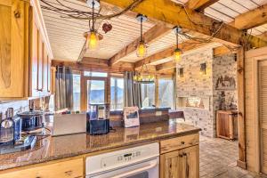 Kuchyň nebo kuchyňský kout v ubytování Luxe Blue Ridge Mountain Retreat with Sauna and Creek!