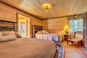 Postel nebo postele na pokoji v ubytování Luxe Blue Ridge Mountain Retreat with Sauna and Creek!