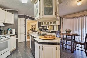 une cuisine avec des armoires blanches et un comptoir dans l'établissement Broken Bow Home 2 Mi to Beavers Bend State Park, à Broken Bow