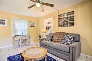 ポンパノビーチにある1 Mi to Oceanfront Fun Pompano Beach Retreat!のソファとテーブルのあるリビングルーム