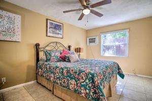 Ένα ή περισσότερα κρεβάτια σε δωμάτιο στο Pompano Beach Retreat 1 Mi to Oceanfront Fun