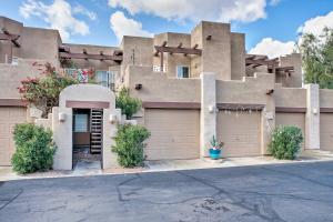 uma casa com duas portas de garagem e uma entrada em Condo with Pool Access about 1 Mi to Old Town Scottsdale em Scottsdale