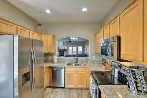 Кухня или кухненски бокс в Condo with Pool Access about 1 Mi to Old Town Scottsdale