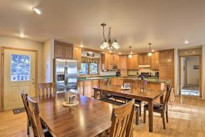 uma grande cozinha com uma mesa de madeira e uma sala de jantar em Spacious Retreat with Hot Tub 15 Mi to Mt Rushmore! em Hill City