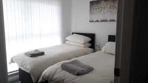 Postel nebo postele na pokoji v ubytování Lynn's Liverpool Apartment