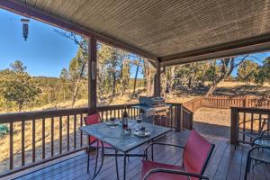 ルイドソにあるRuidoso Cabin with Deck, Yard and Mountain Views!のギャラリーの写真