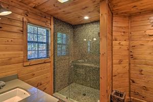 Koupelna v ubytování Blue Ridge Mtns Creekside Cabin with Hot Tub and Pier! + 28 fotografií