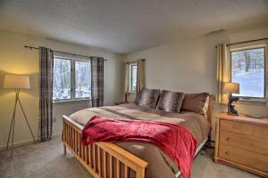 Ένα ή περισσότερα κρεβάτια σε δωμάτιο στο Spacious Ski-inandOut Black Mountain Home with Deck!