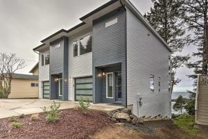 Gallery image of Depoe Bay Townhome with Deck and Stunning Ocean Views! in Depoe Bay
