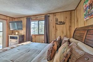 Afbeelding uit fotogalerij van Bear Den Rustic Pocono Lake Home with Game Room! in Pocono Lake