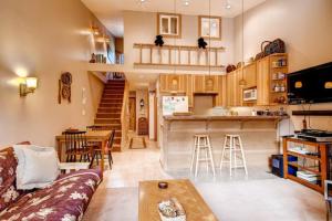 uma sala de estar com um sofá e uma cozinha em Cozy Northstar Village Condo Walk to the Gondola! em Truckee