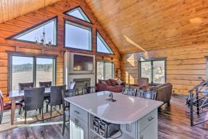 Imagen de la galería de Cabin with Black Hills Views, 10 Mi to Mt Rushmore!, en Keystone