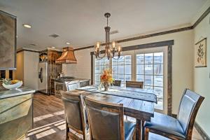 Fotografie z fotogalerie ubytování Rustic-Chic Apartment with Gas Grill 20 Mi to MSU! v destinaci Manhattan