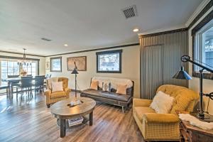 Fotografie z fotogalerie ubytování Rustic-Chic Apartment with Gas Grill 20 Mi to MSU! v destinaci Manhattan