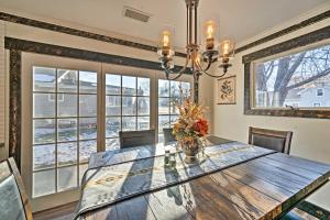 Fotografie z fotogalerie ubytování Rustic-Chic Apartment with Gas Grill 20 Mi to MSU! v destinaci Manhattan