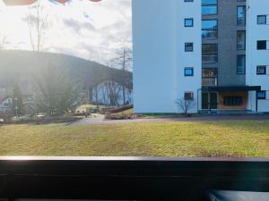 einen Blick aus dem Fenster eines Parks mit einem Gebäude in der Unterkunft Urlaub im Schwarzwald in Enzklösterle