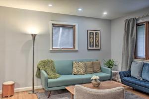 Imagen de la galería de Mid-Century Gem Dog-Friendly Home Near DC!, en Rockville